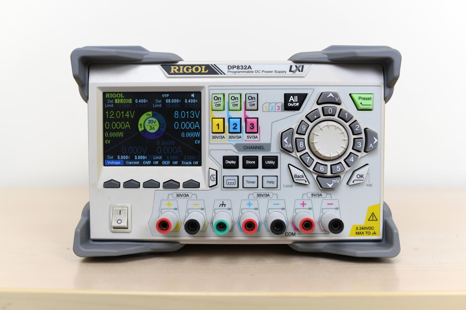 Источник питания Rigol DP832A